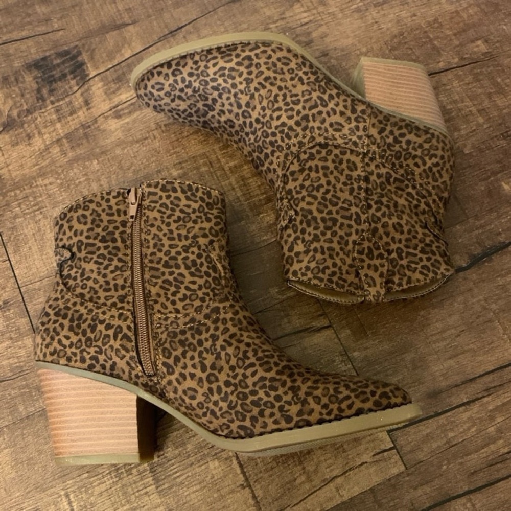 Women’s cheetah booties - Picture 2 of 12